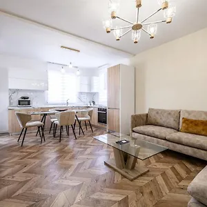https://luxury-apartament-in-blloku-area-nr2.albaniahotels.org